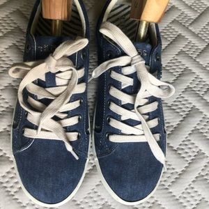 Taos Women’s Denim Star Sneakers 7.5